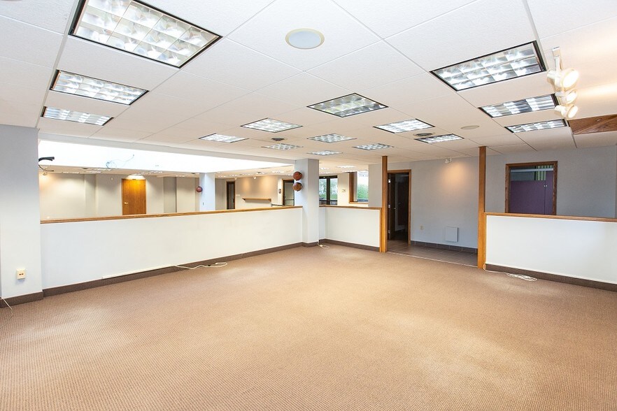 More Photos Of 2040 N Ferry St, Anoka Office For Sale