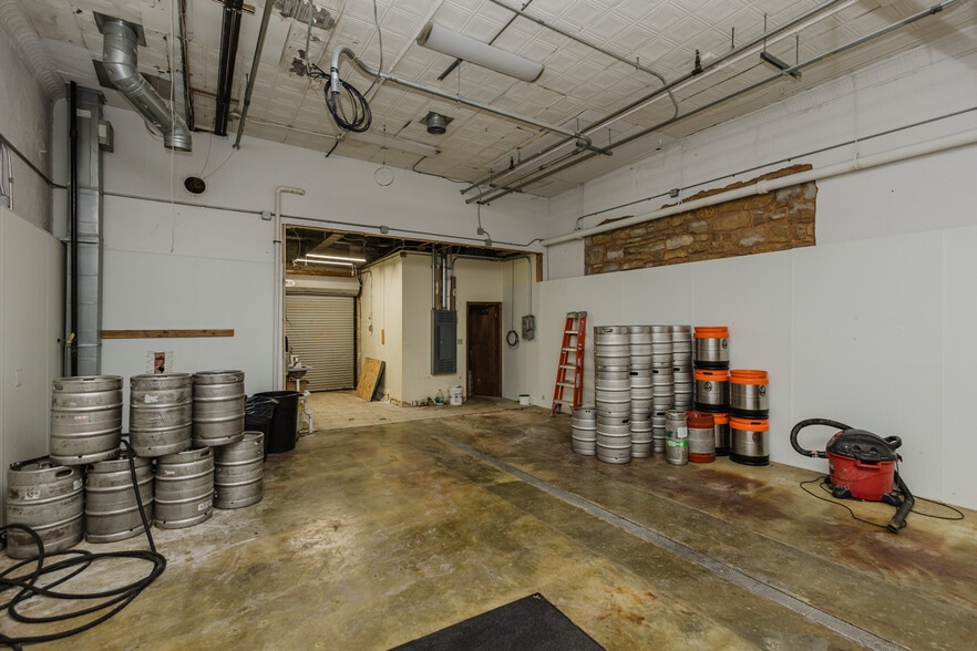 More Photos Of 830 N Kansas Ave, Topeka Bar For Sale