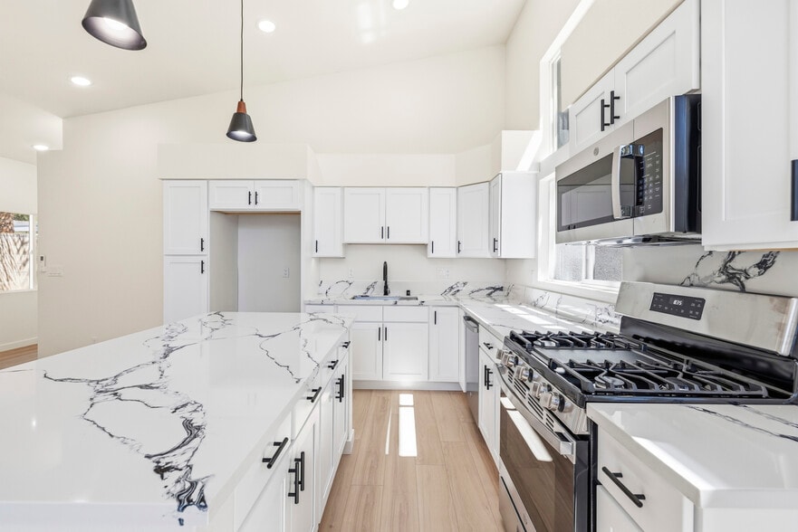 More Photos Of 22320 Itasca St, Chatsworth Apartments For Sale