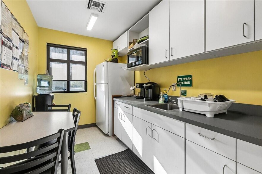 More Photos Of 3500 Kabel Dr, New Orleans Medical For Sale