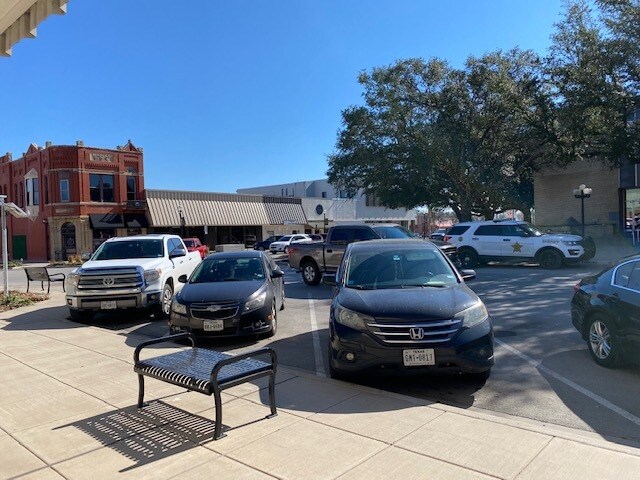 More Photos Of 106 W Grove St, Kaufman Freestanding For Lease