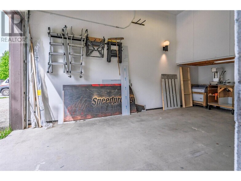 More Photos Of 920 Nelson Av, Nelson Warehouse For Sale