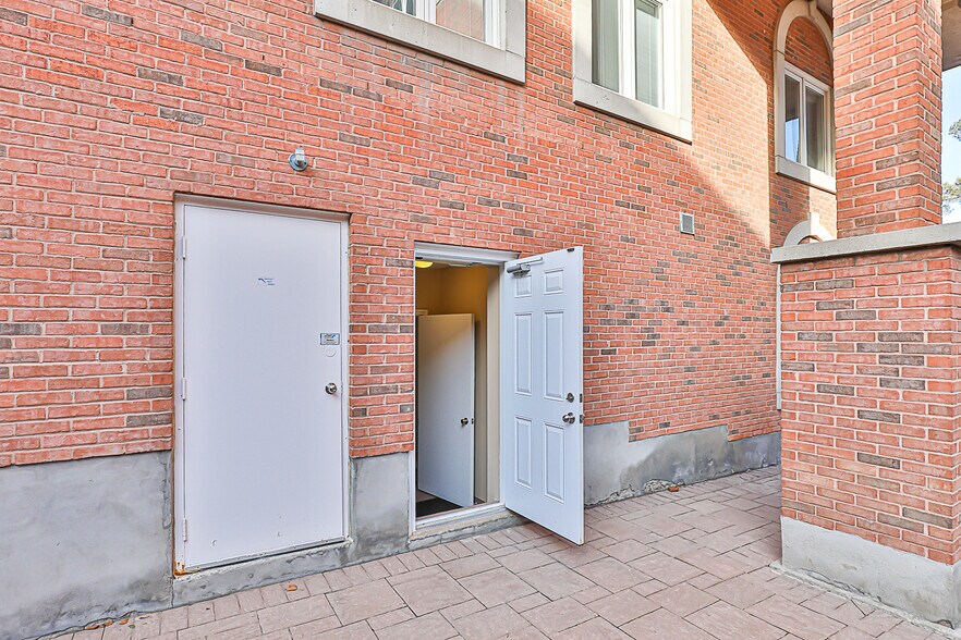 More Photos Of 335 Renfrew Dr, Markham Medical For Sale