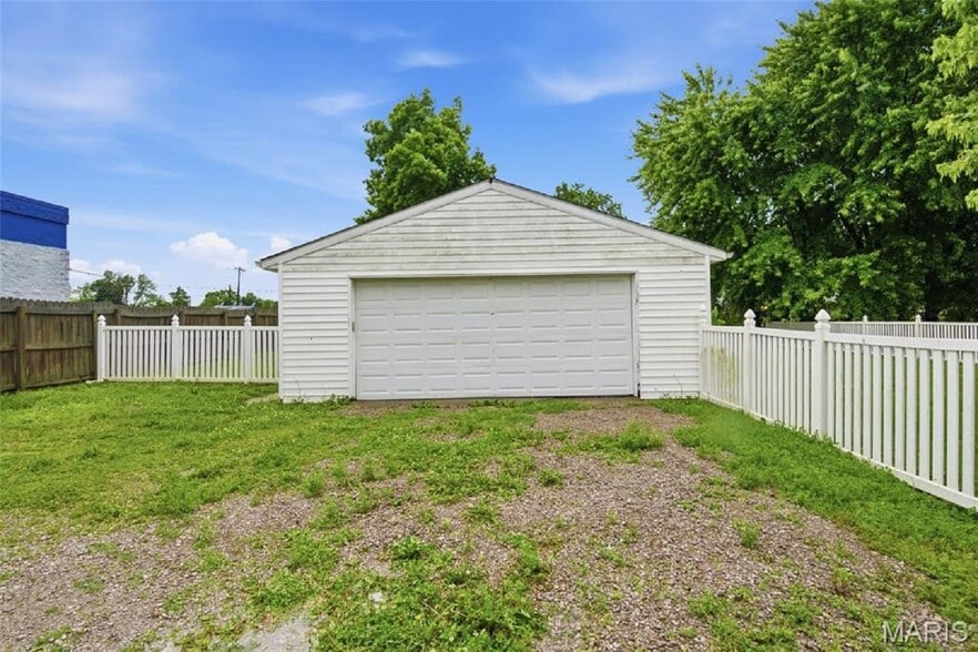 More Photos Of 5912 N Belt W, Belleville Flex For Sale