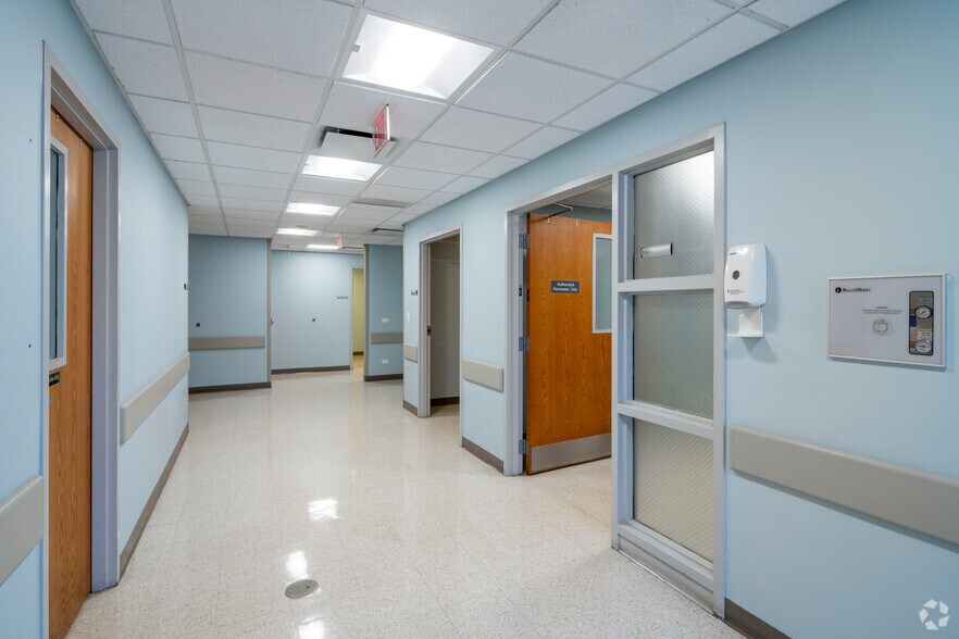 More Photos Of 120 N La Grange Rd, La Grange Medical For Lease