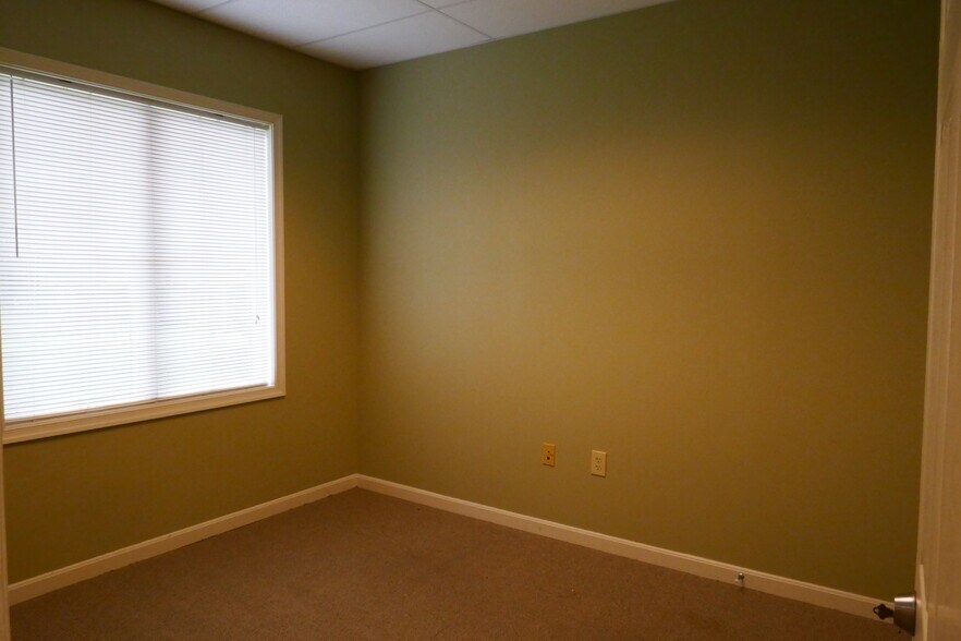 More Photos Of 142 Linden Dr, Winchester Office For Sale