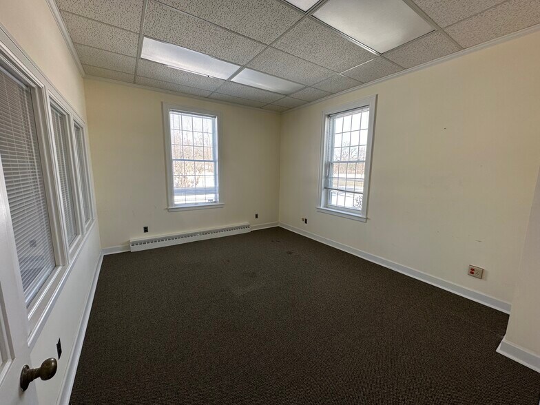 More Photos Of 8275 N 32nd St, Richland Office For Lease