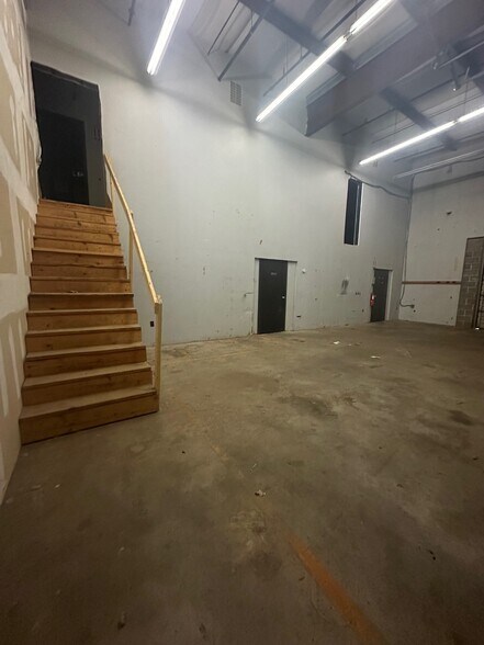 More Photos Of 92 Weston St, Hartford Light Distribution For Lease