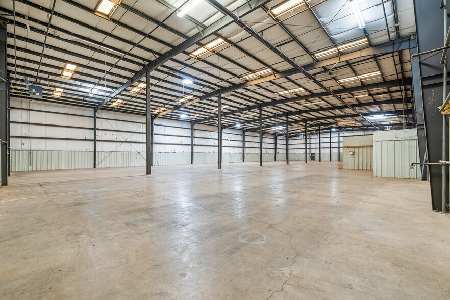 More Photos Of 2307 N Tx-289-loop, Lubbock Truck Terminal For Lease