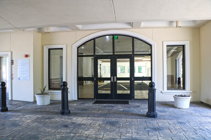 More Photos Of 16600 N Dallas Pky, Dallas Office For Lease