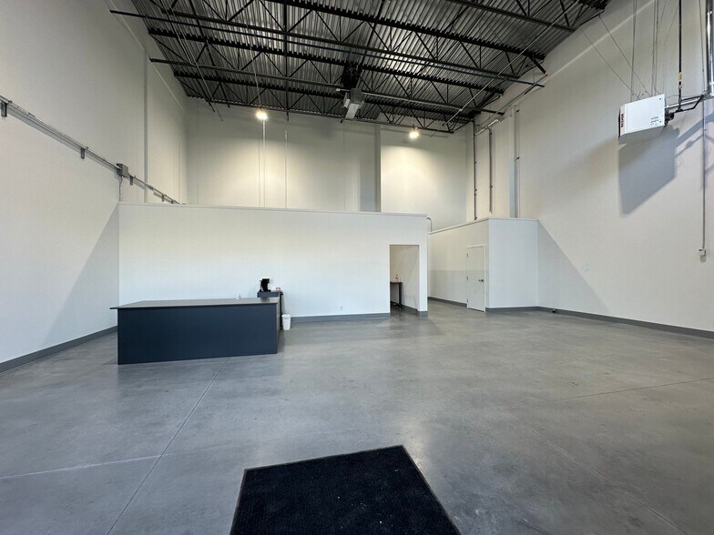 More Photos Of 5539 St Ernest-Cormier, Laval Showroom For Lease