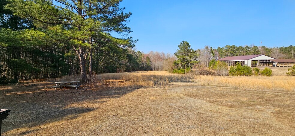 More Photos Of 302 W Colonial Trail Hwy, Blackstone Freestanding For Lease