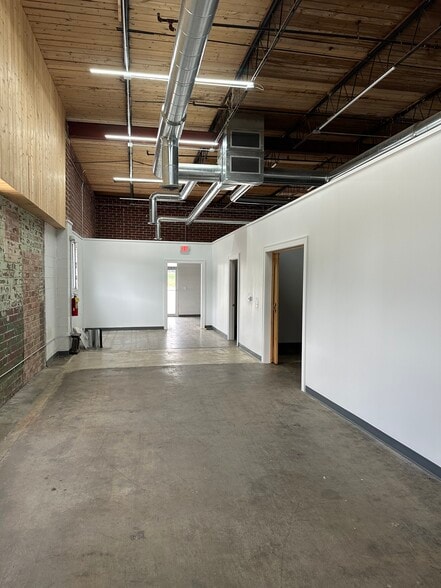 More Photos Of 1130 Oakleigh Dr, East Point Warehouse For Lease