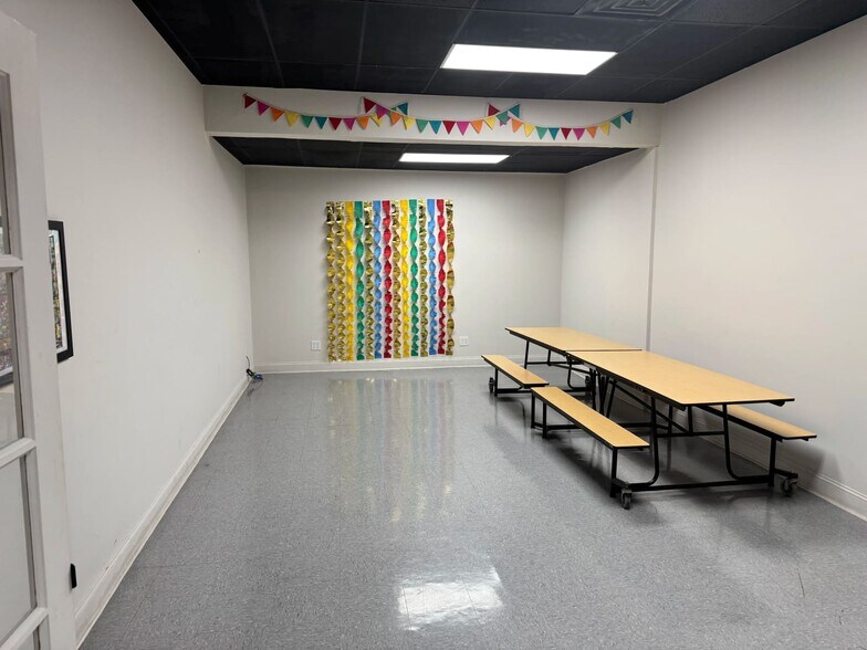 More Photos Of 2140 Lawndale Dr, Greensboro Storefront For Lease