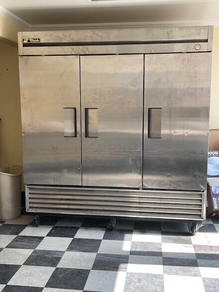 More Photos Of 101 E Main St, Brady Restaurant For Sale