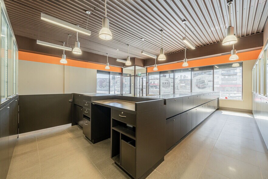 More Photos Of 5805 Boul Décarie, Montréal General Retail For Lease