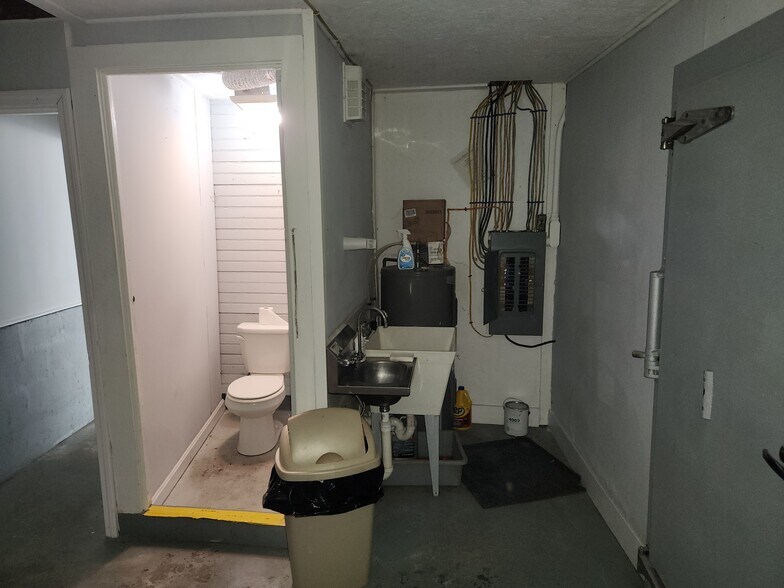 More Photos Of 92 Pine St, Laconia Convenience Store For Sale
