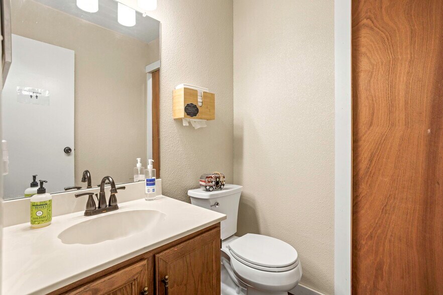 More Photos Of 16415 S Access Rd, Canyon Lake Showroom For Sale