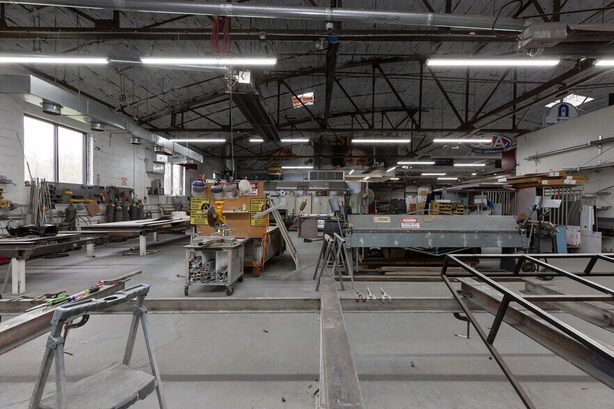 More Photos Of 925 Saw Mill River Rd, Yonkers Manufacturing For Lease