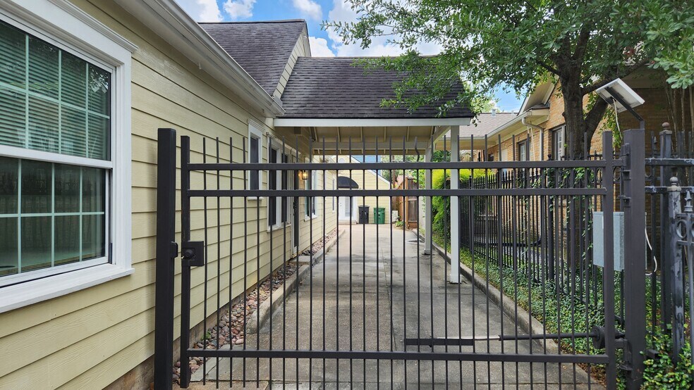 More Photos Of 826 Heights Blvd, Houston Office Residential For Sale