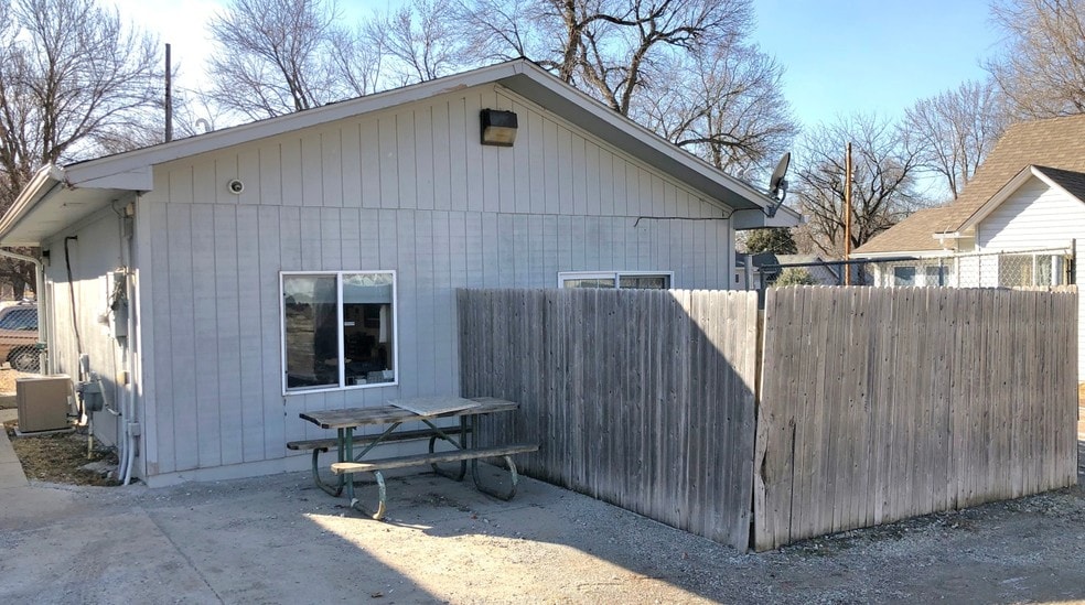 More Photos Of 501 N 1st St, Missouri Valley Light Manufacturing For Sale