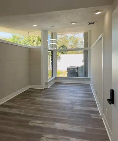 More Photos Of 1126 Cesery Blvd, Jacksonville Veterinarian Kennel For Lease