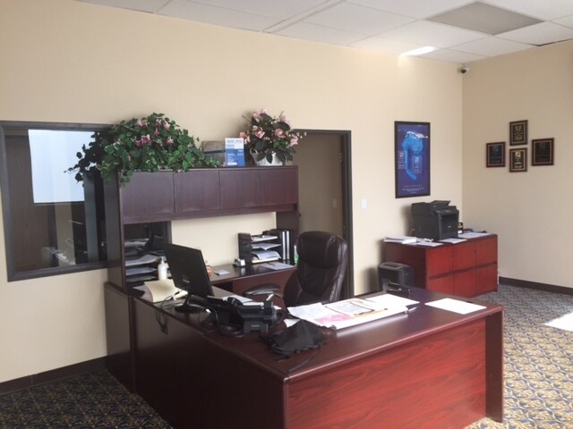 More Photos Of 550-555 Riverdale Dr, Glendale Light Manufacturing For Lease