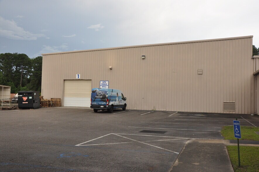 More Photos Of 917 Commerce Cir, Hanahan Warehouse For Lease