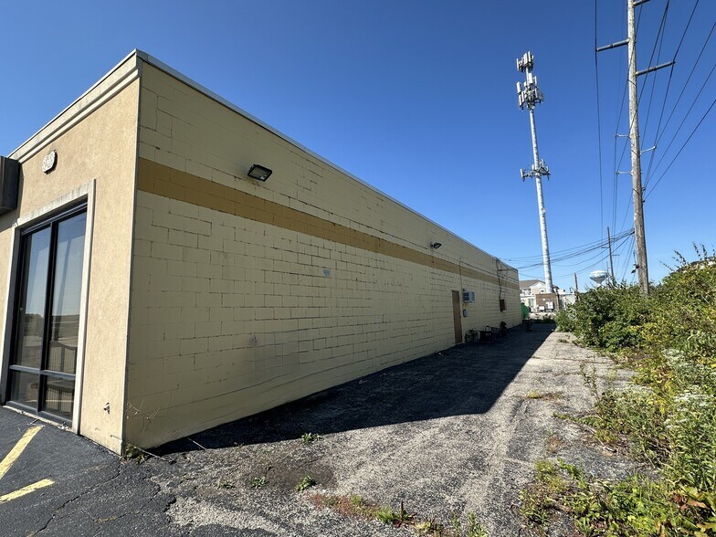 More Photos Of 8935-8947 Kingsridge Rd, Dayton Storefront Retail Office For Sale