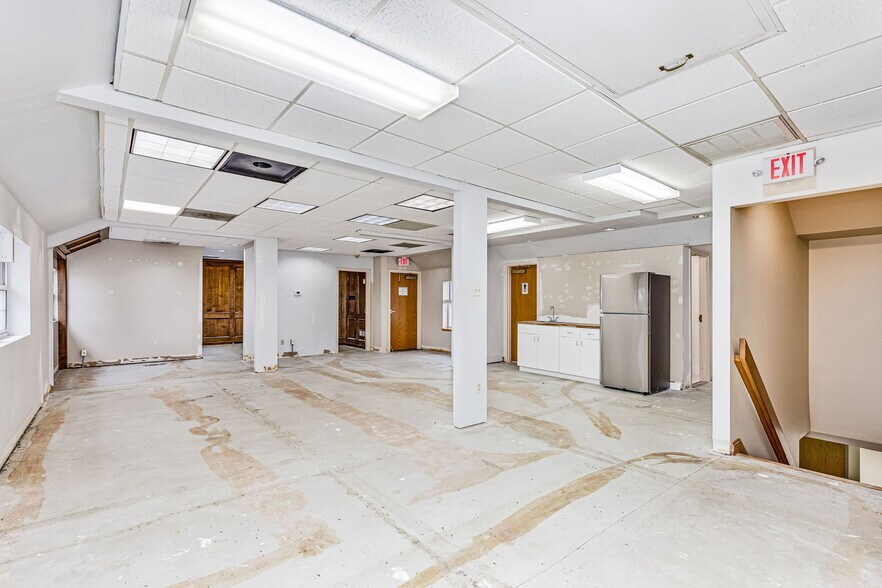 More Photos Of 16962 Manchester Rd, Grover Office For Lease