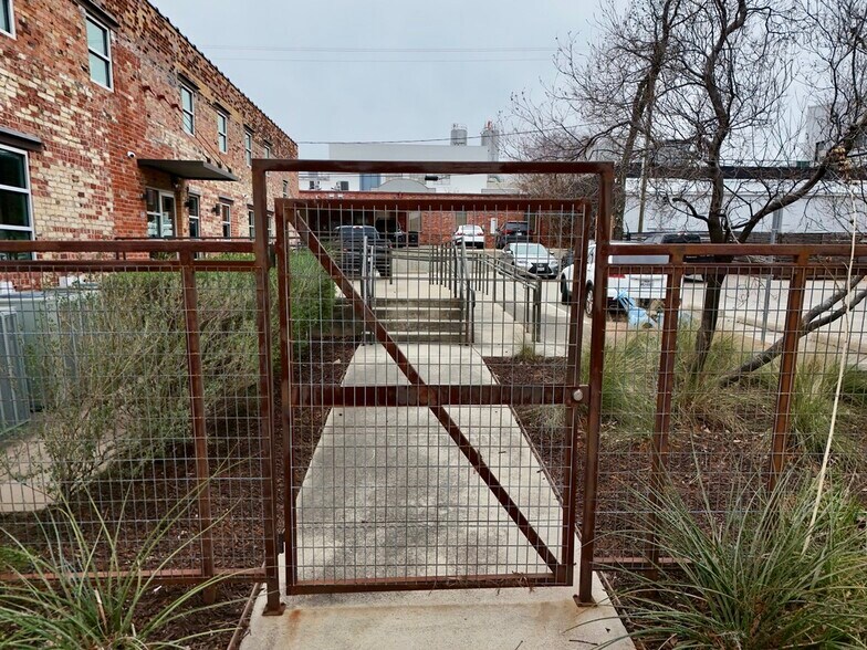 More Photos Of 916 Bryan Ave, Fort Worth Loft Creative Space For Lease