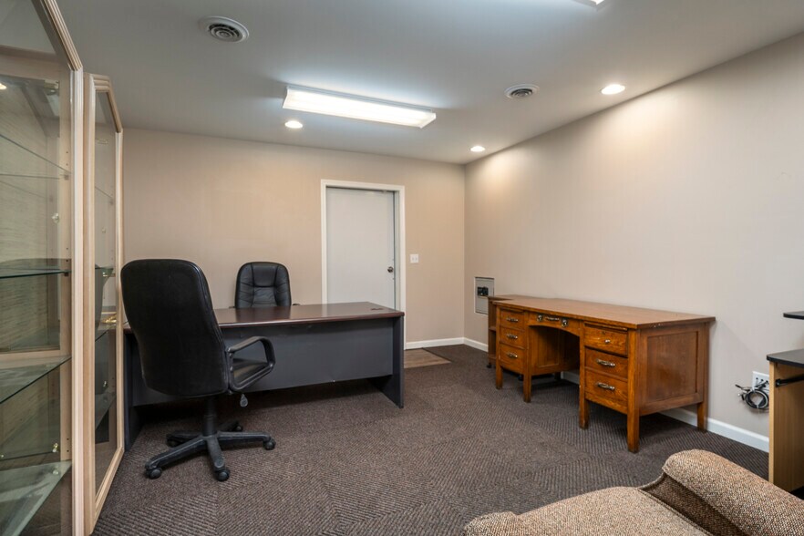 More Photos Of 210 N West St, Hillsboro Office For Sale