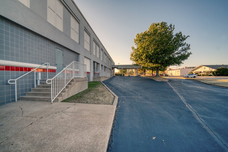 More Photos Of 7127-7133 Riverside Pky, Tulsa Office For Sale