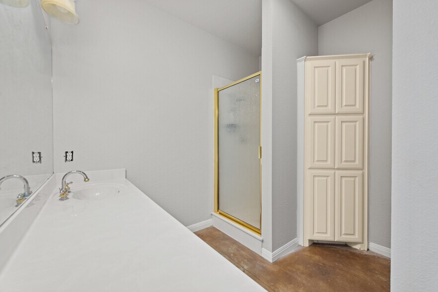 More Photos Of 19019 TX-71, Spicewood Office Residential For Sale