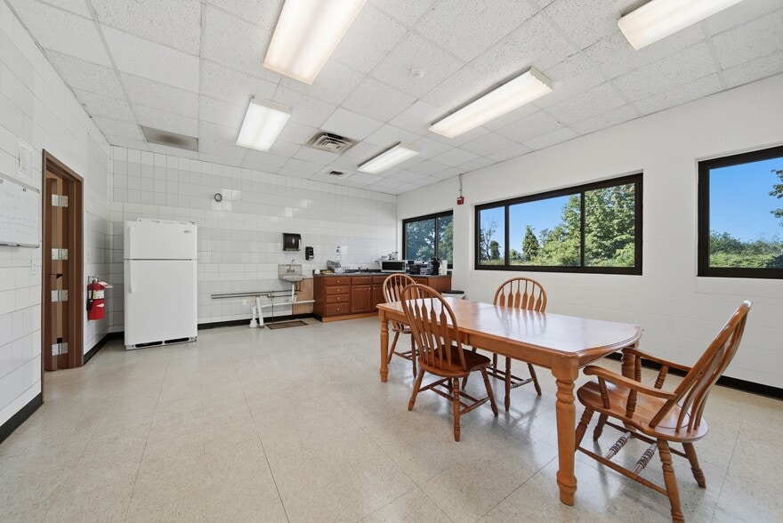 More Photos Of 141 Sanborn Rd, Tilton Flex For Sale