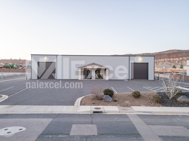 More Photos Of 373 Commerce Dr, Hurricane Warehouse For Lease