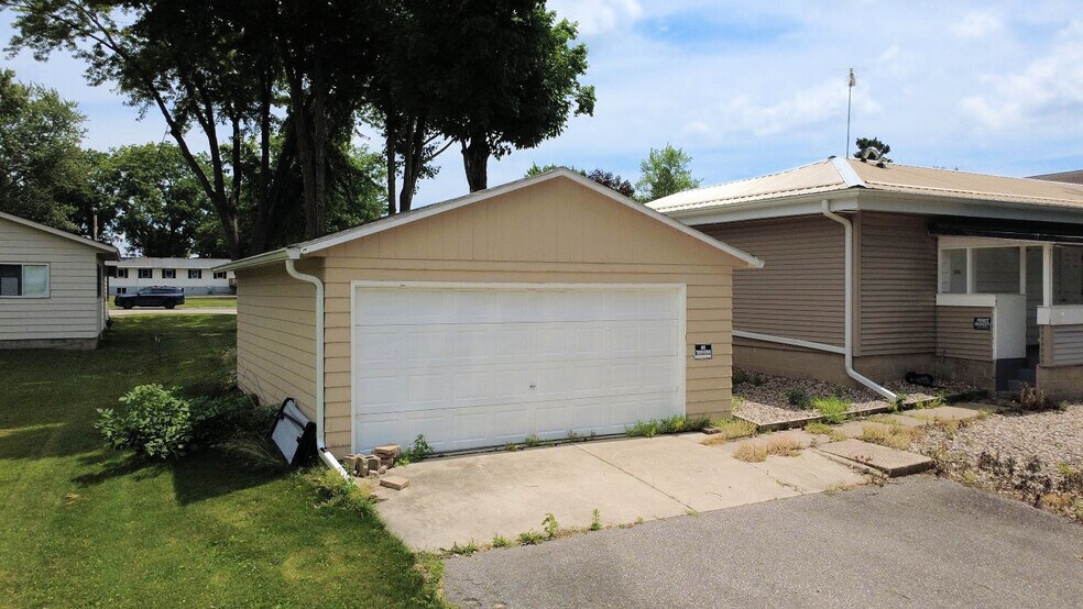 More Photos Of 511 Vine St, Wisconsin Dells Apartments For Sale