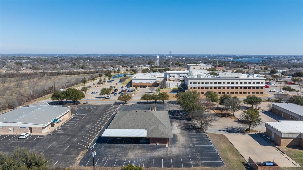 More Photos Of 1318 Paluxy Rd, Granbury Office For Sale