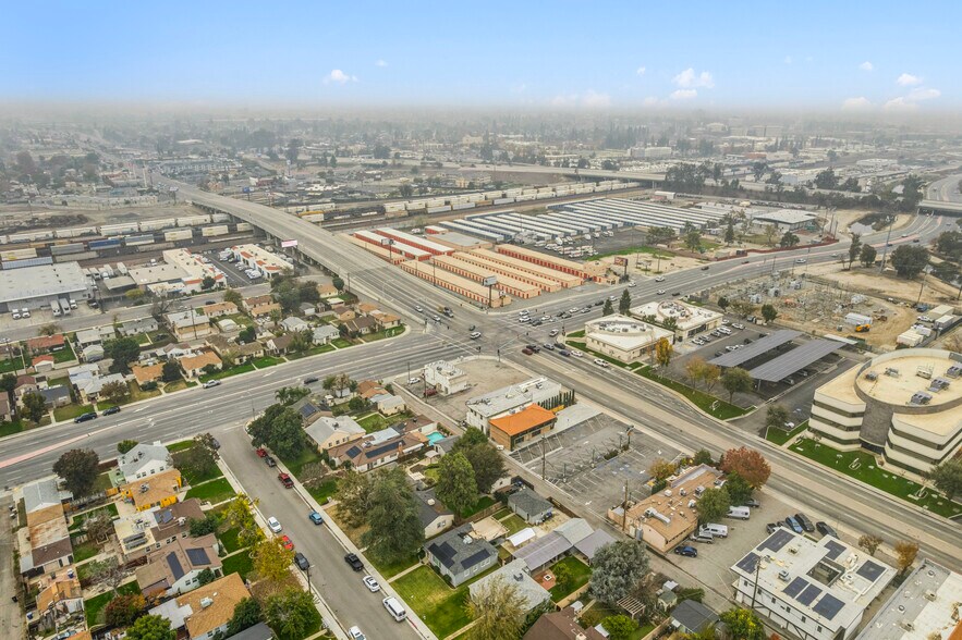 More Photos Of 1656 Oak St, Bakersfield General Retail For Lease
