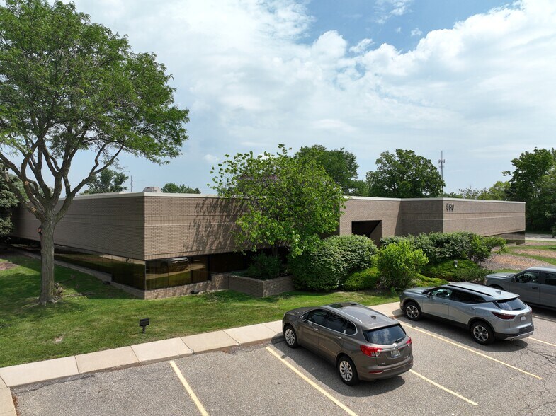 Primary Photo Of 560-580 Kirts Blvd, Troy Office Residential For Lease
