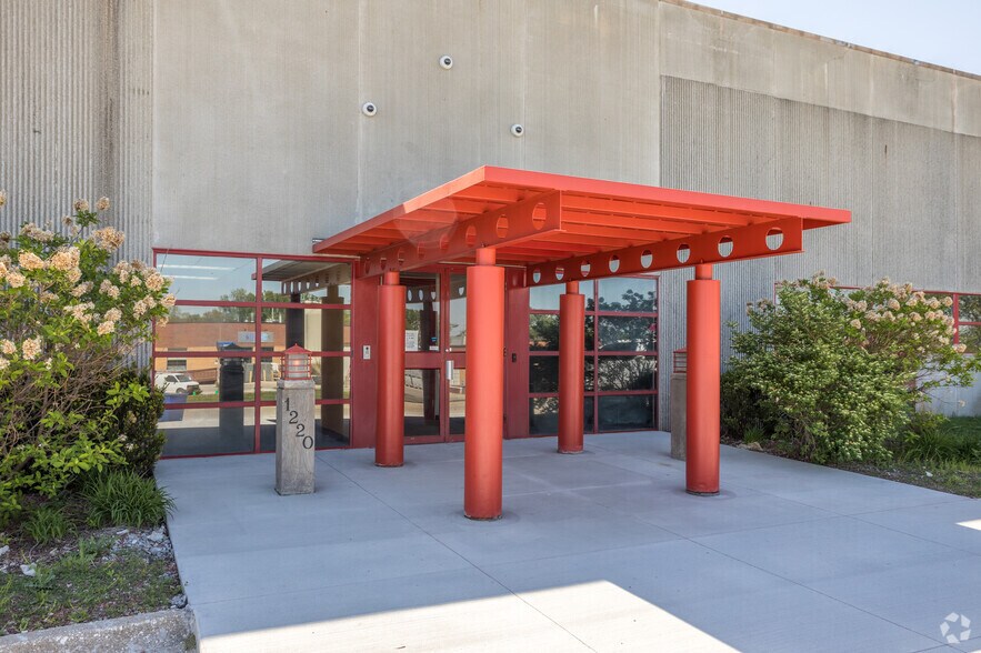 More Photos Of 1202 Thomas Beck Rd, Des Moines Flex For Lease