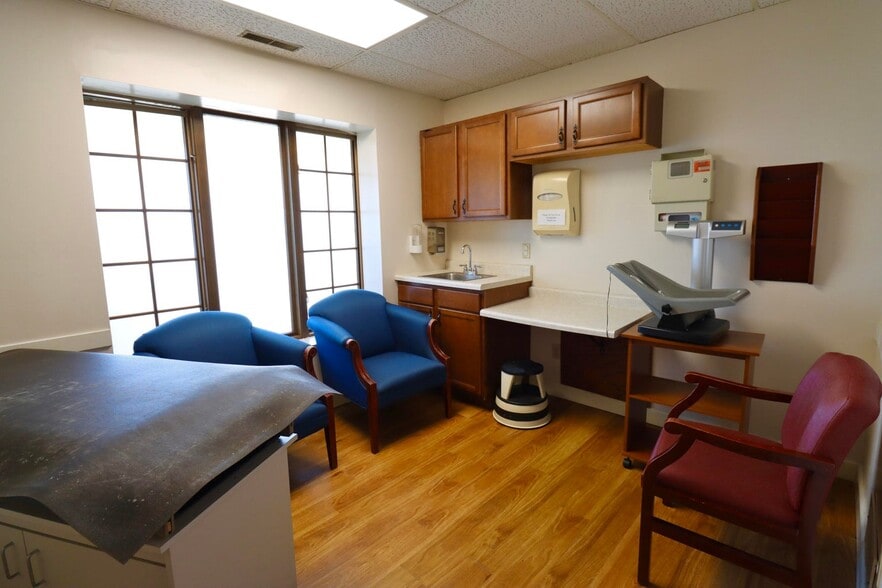 More Photos Of 414 Lincolnway, La Porte Office For Sale