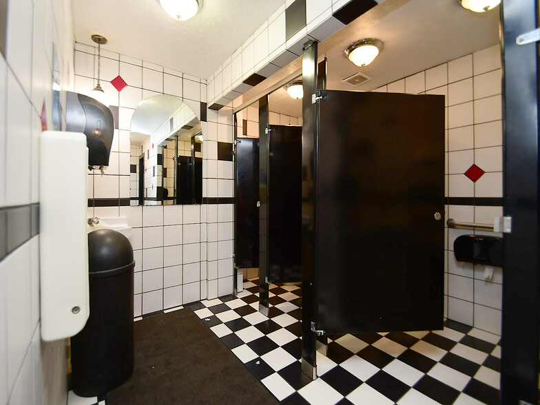 More Photos Of 7880-7890 L St, Omaha Auto Dealership For Sale