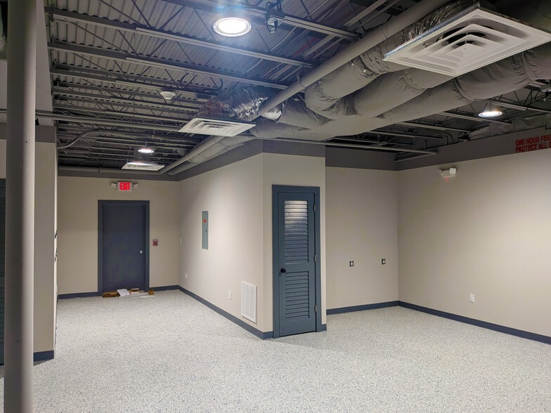 More Photos Of 16731 Mcgregor Blvd, Fort Myers General Retail For Lease