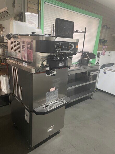 More Photos Of 94 E Route 66, Columbia Restaurant For Sale