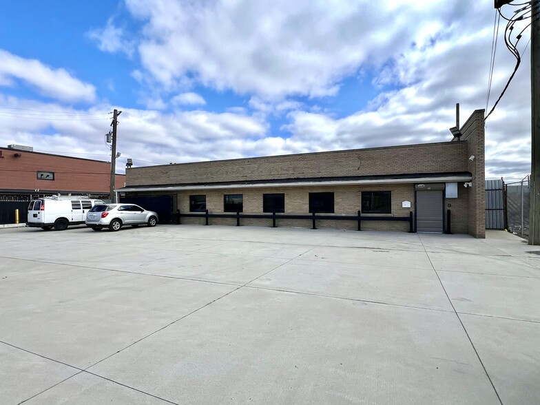 Primary Photo Of 14050 Oakland St, Highland Park Manufacturing For Sale