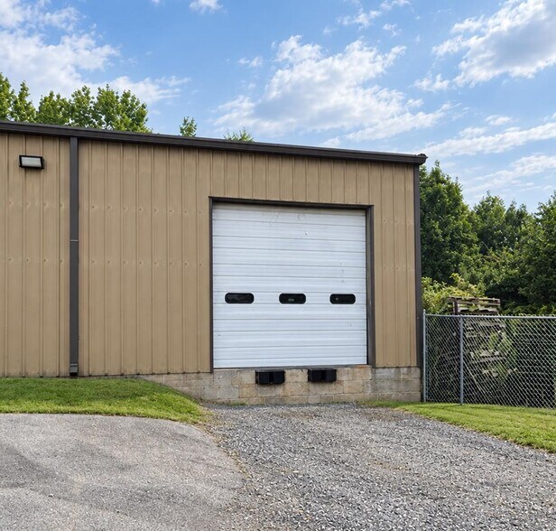 More Photos Of 663-679 Dawson Dr, Newark Warehouse For Lease