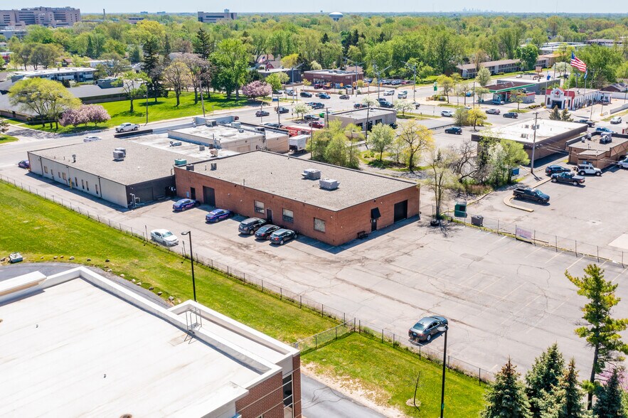 More Photos Of 31119 Greenfield Rd, Beverly Hills Warehouse For Lease