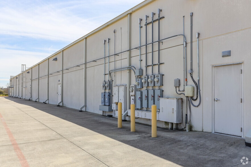 More Photos Of 2830 FM 565, Mont Belvieu Flex For Lease