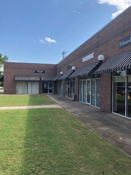 More Photos Of 1932 W Lindsey St, Norman Freestanding For Lease